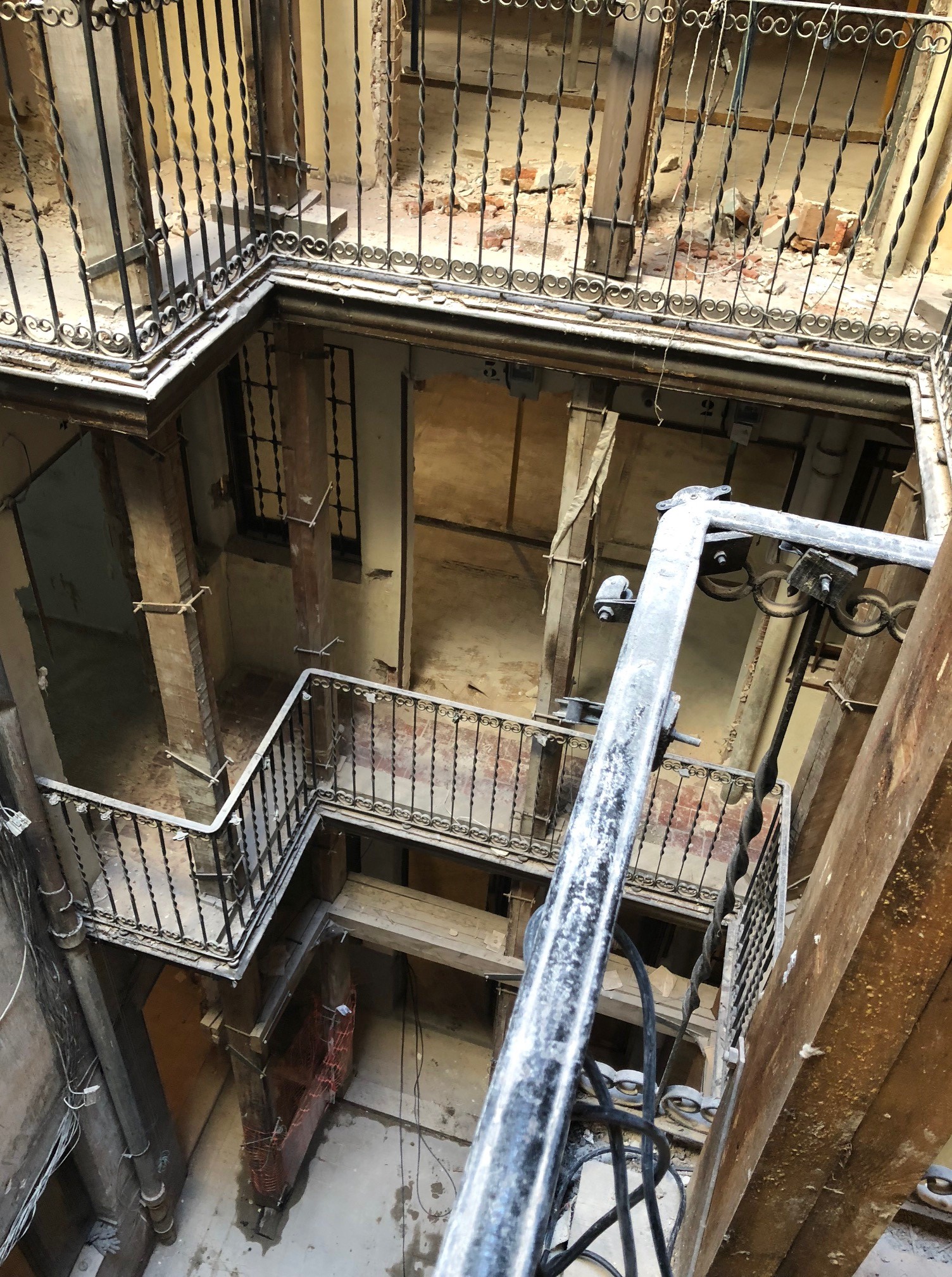 Adjudicación reparación edificio c/ Aguilas MADRID